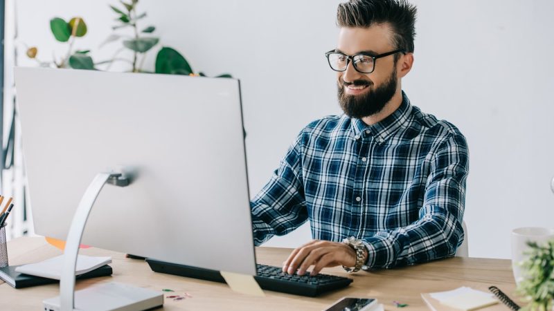 successful-smiling-young-seo-using-computer-at-workplace.jpg successful-smiling-young-seo-using-computer-at-workplace.jpg